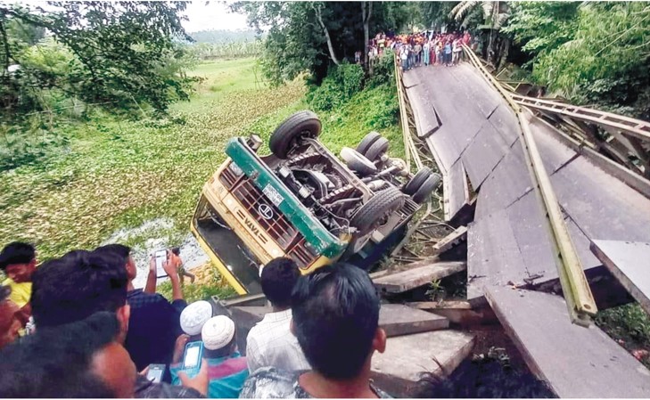 বেইলী ব্রিজ ভেঙ্গে দুই জেলার সাথে যোগাযোগ বিচ্ছিন্ন 