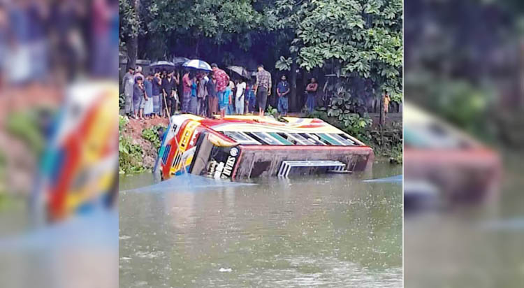 নিয়ন্ত্রণ হারিয়ে বাস পুকুরে নিহত ১