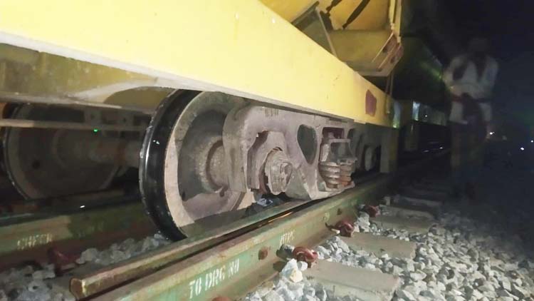 কুমিল্লায় তেলবাহী কনটেইনার ট্রেনের চাকা লাইনচ্যুত