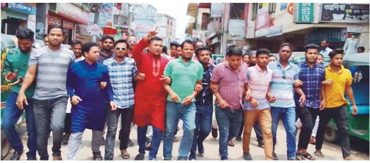 বুড়িচং উপজেলা ছাত্রলীগের আনন্দ মিছিল, মিষ্টি বিতরণ 