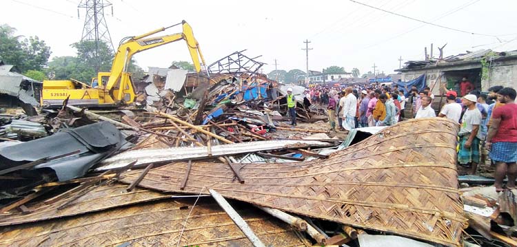 বুড়িচং কংশনগর বাজারে অবৈধ স্থাপনা উচ্ছেদ