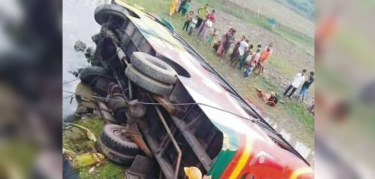 সড়কে ঝরলো ১১ প্রাণ