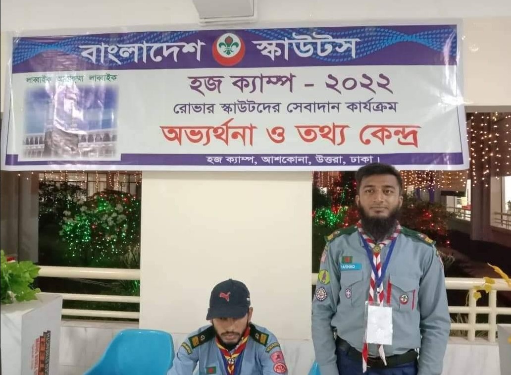 হজ যাত্রীদের সেবা দিচ্ছেন কুবির রোভার রাশেদুল আমীন