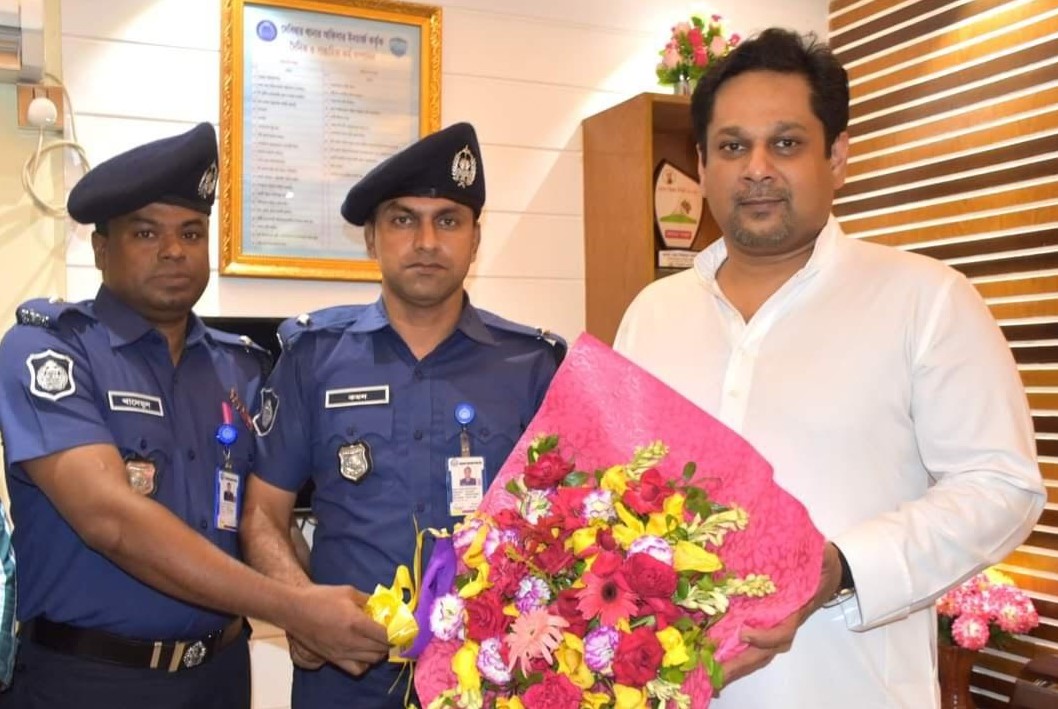 দেবিদ্বার থানায় নবাগত ওসি ও পুলিশ পরিদর্শকের যোগদান