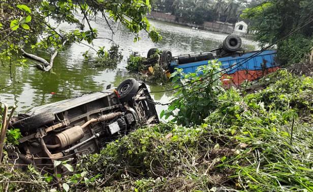দাউদকান্দিতে নিয়ন্ত্রণ হারিয়ে ট্রাক খাদে: চালক নিহত 