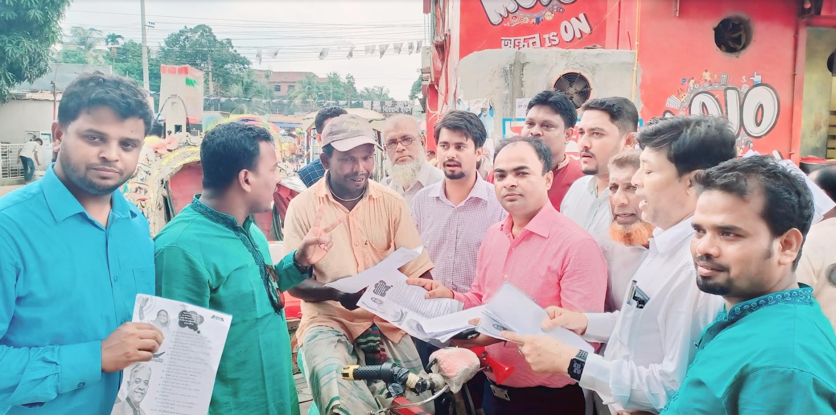 দিনব্যাপী নৌকার প্রচারনায় মনোহরগঞ্জ আওয়ামীলীগ ও অঙ্গসংগঠনের নেতারা