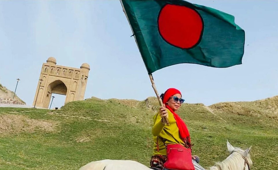 ১৫৫ দেশ ভ্রমণের রেকর্ড গড়লেন নাজমুন নাহার