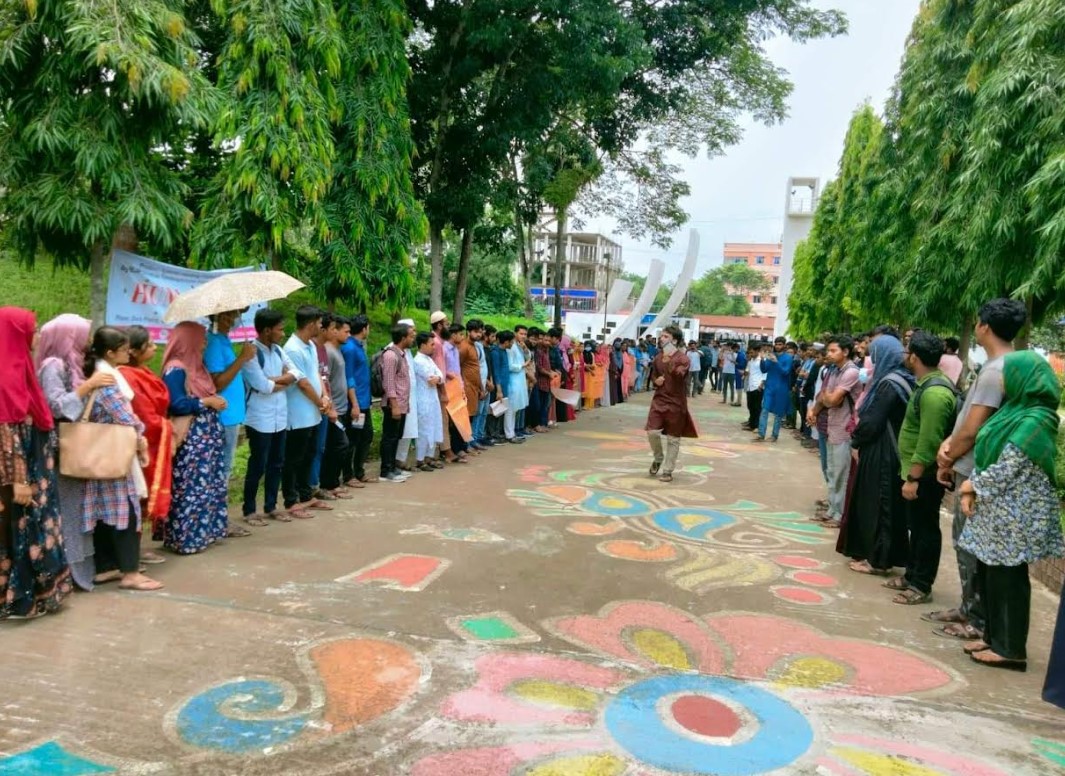 বহিষ্কারাদেশ প্রত্যাহারের দাবীতে কুবি শিক্ষার্থীদের মানববন্ধন