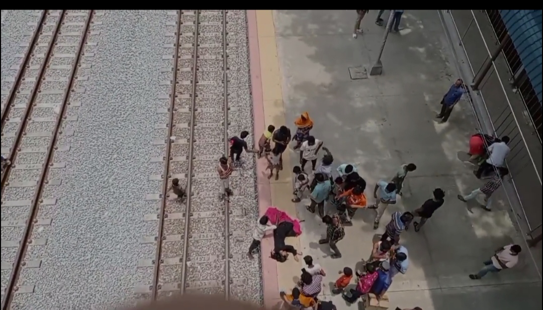 আত্মহত্যার চেষ্টা করেও ট্রেনের নিচ থেকে বেঁচে ফিরলেন