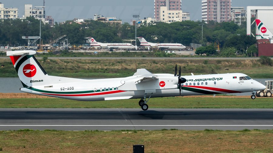 রানওয়ে থেকে ছিটকে পড়লো বিমানের ড্যাশ-৮