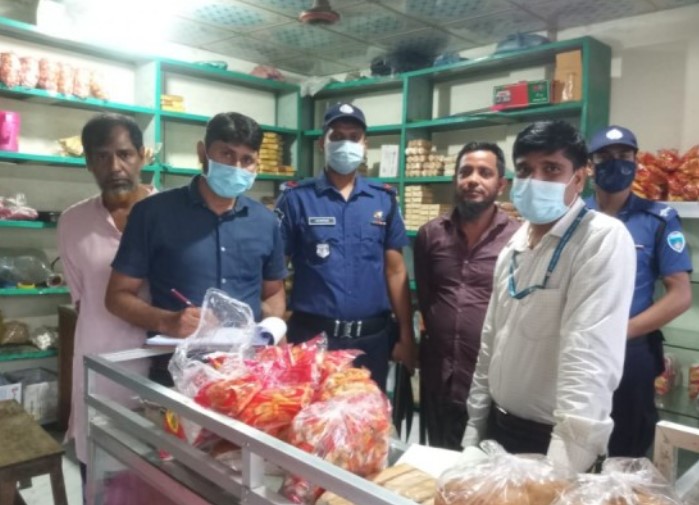 কুমিল্লায় ১৫০ লিটার সয়াবিন তেল উদ্ধার করে গা‌য়ের দা‌মে বি‌ক্রি