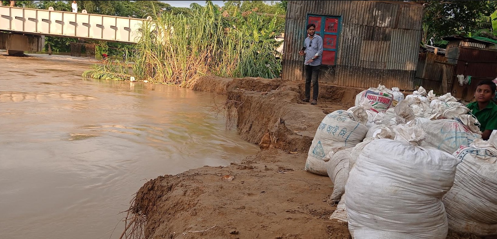 ব্রাহ্মণপাড়ায় সালদা নদীর বিপদজ্জনক প্রবাহে তিনটি ঘর বিলীন