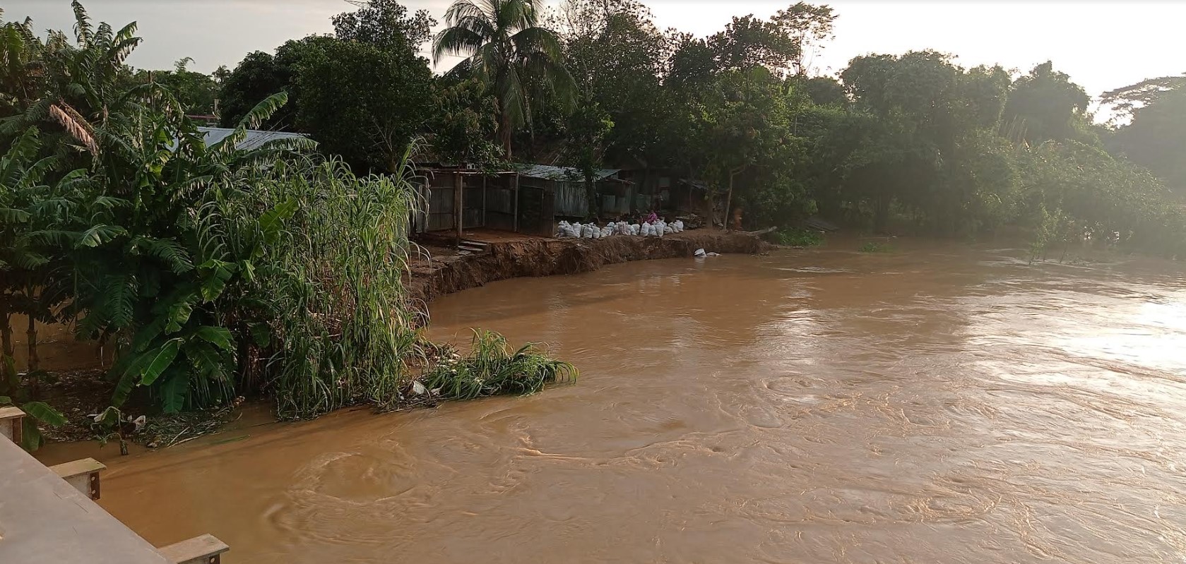 ব্রাহ্মণপাড়ায় সালদা নদীর বিপদজ্জনক প্রবাহে তিনটি ঘর বিলীন