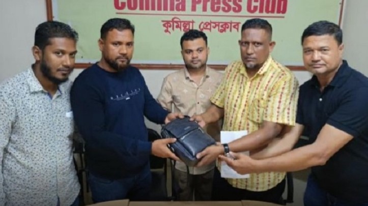 পালটে যাওয়া স্বর্ণের ব্যাগ মালিককে ফেরত দিলেন কুমিল্লার প্রবাসী
