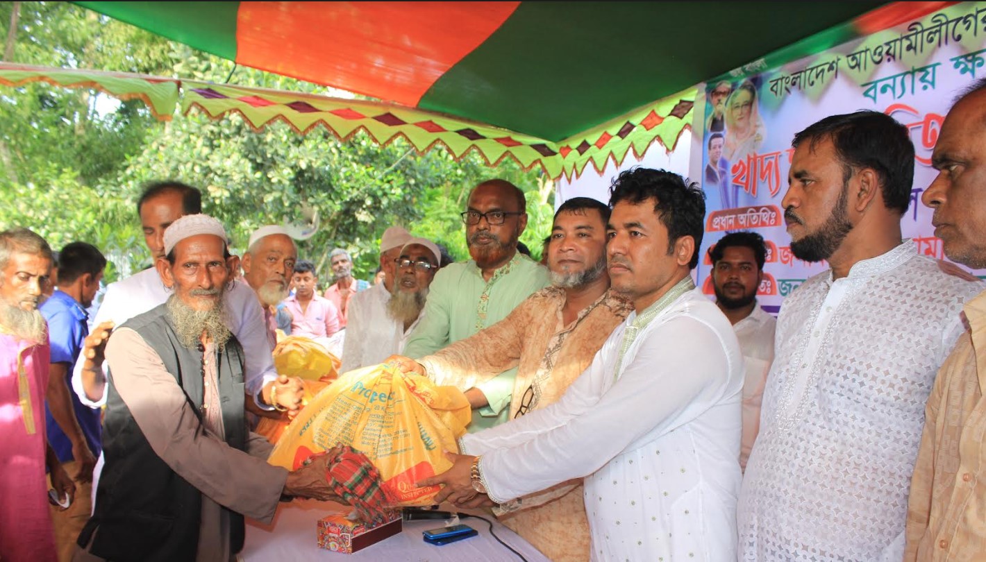 দেবীদ্বারে চেয়াম্যানের নিজ উদ্যোগে পানিবন্দি ৫০০ পরিবারের মধ্যে খাদ্যসামগ্রী বিতরণ 