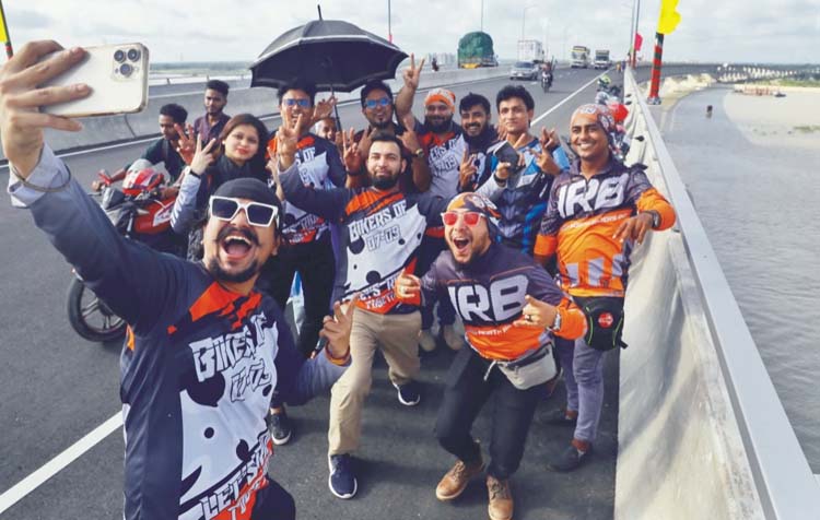 পদ্মা সেতুতে আড্ডা-সেলফি 