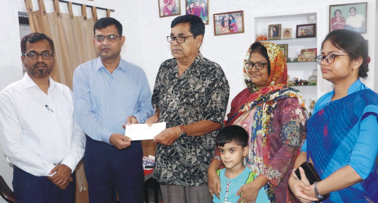 কমান্ডার বাবুলের চিকিৎসায় প্রধানমন্ত্রীর কার্যালয়ের সহযোগিতার চেক হস্তান্তর করেছেন জেলা প্রশাসক