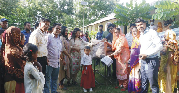 কুমিল্লা মহানগর জাতীয় পার্টির উদ্যোগে ঈদসামগ্রী বিতরণ
