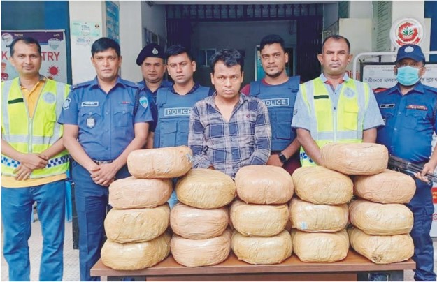 মনোহরগঞ্জে ৩৪ কেজি গাঁজাসহ গ্রেপ্তার ১