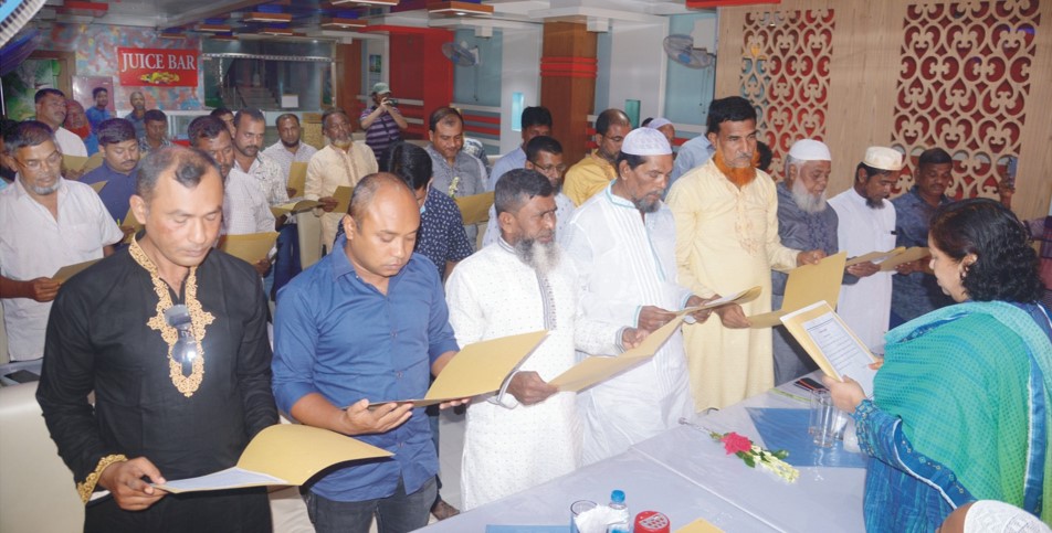 কুমিল্লায় বাস-মিনিবাস শ্রমিক ইউনিয়নের নেতৃবৃন্দের শপথ পড়ালেন এমপি সীমা