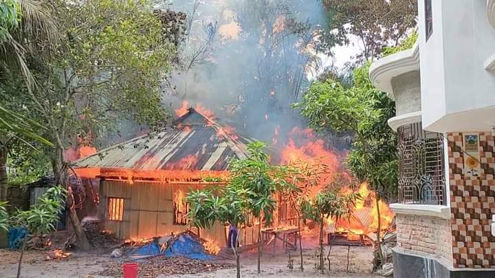 লাকসামে হঠাৎ আগুন লেগে পুড়ে গেলো দুইটি বসতঘর 