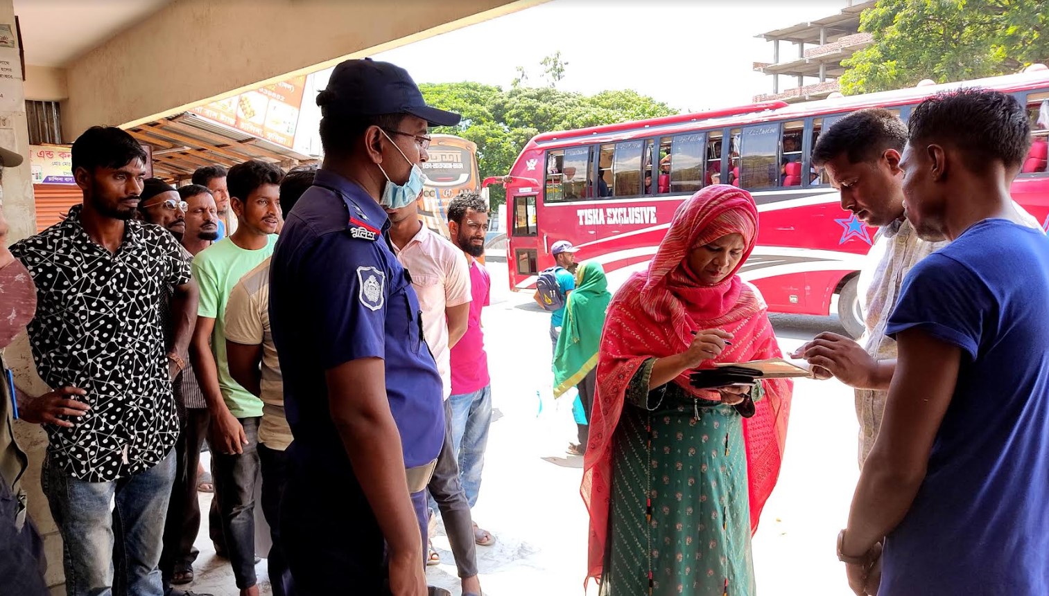 মহাসড়কে যানজট নিরসনে চান্দিনায় ভ্রাম্যমান আদালতের অভিযান