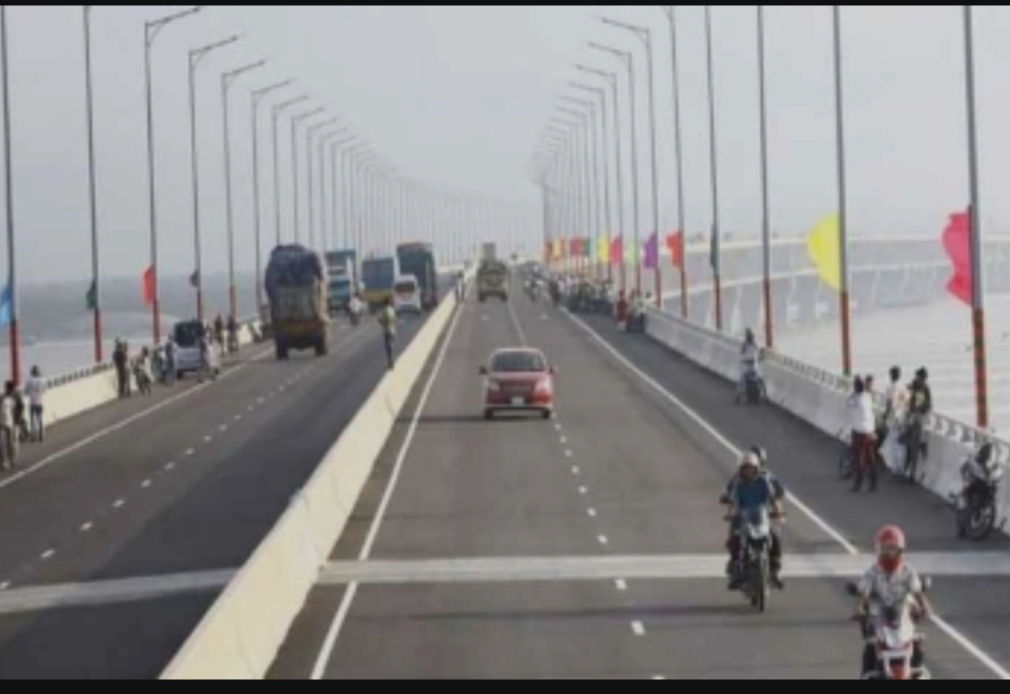 পদ্মা সেতুতে ট্রাক দুর্ঘটনায় দুইজন নিহত 