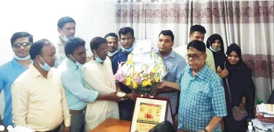 মেয়র রিফাতকে বিডিএইচএস কুমিল্লা শাখার ফুলেল শুভেচছা
