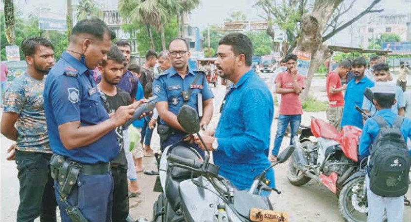 লাইসেন্স না থাকায় মোটরসাইকেল চালকদের বিরুদ্ধে মামলা