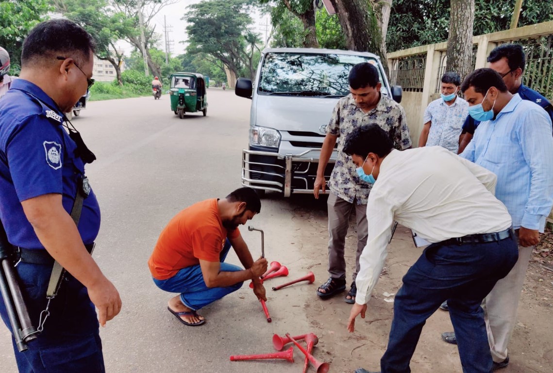 কুমিল্লায় শব্দদূষণের দায়ে হাইড্রোলিক হর্ন জব্দ ও জরিমানা