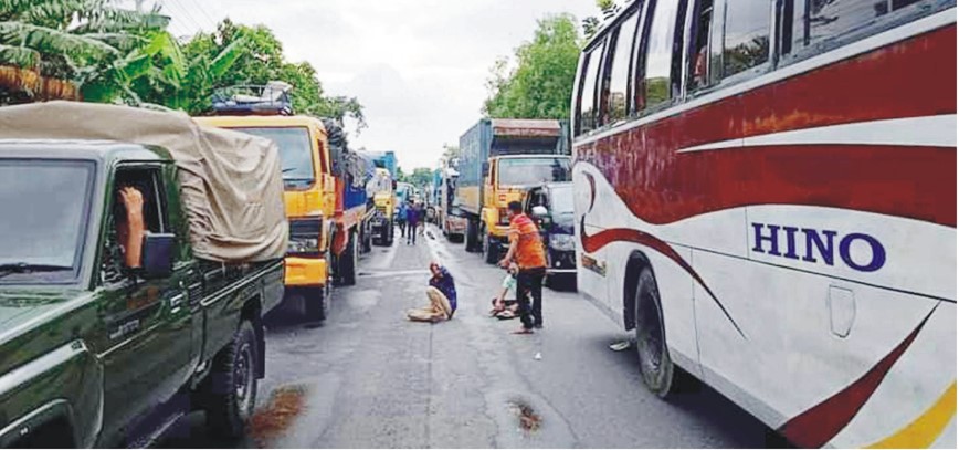 মহাসড়কের কুমিল্লায় লরি উল্টে দিনভর যানজট, চরম দুর্ভোগ