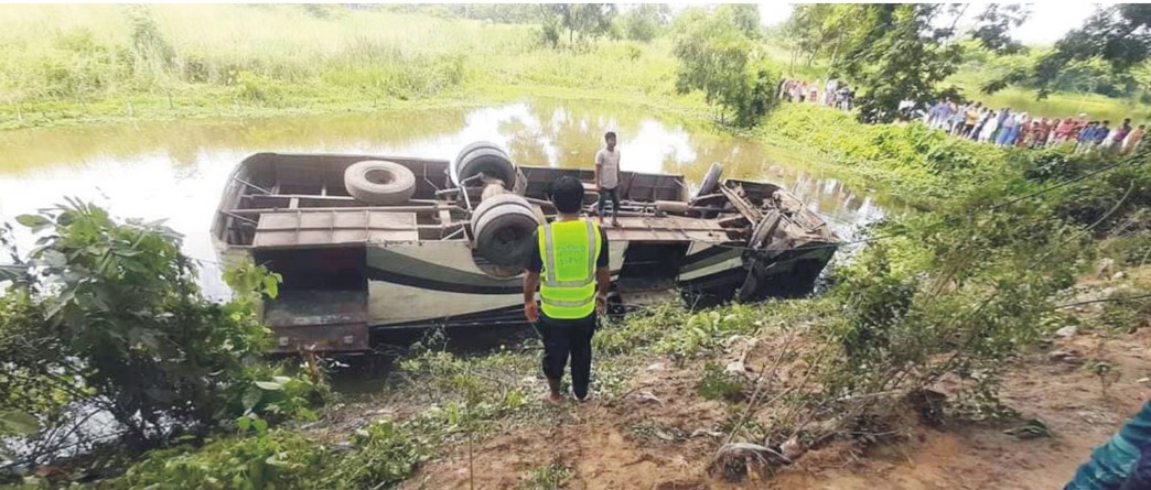 দাউদকান্দিতে নিয়ন্ত্রণ হারিয়ে বাস খাদে: আহত ২৫ জন 
