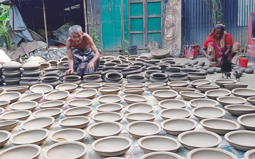 ব্রাহ্মণপাড়া হারিয়ে যাচ্ছে মৃৎশিল্প ভালো নেই শিল্পীরা