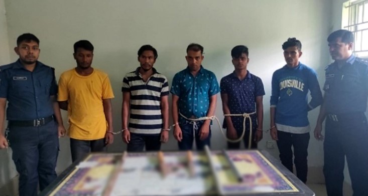 আখাউড়ায় দেশীয় অস্ত্রসহ ৬ ডাকাত আটক
