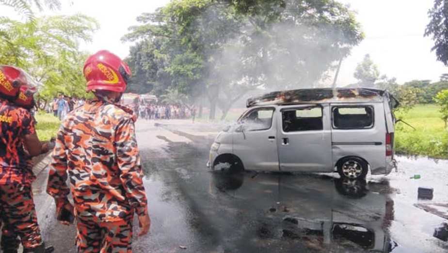 কুমিল্লায় চাকা বিস্ফোরিত হয়ে মাইক্রোবাসে আগুন, নিহত ১