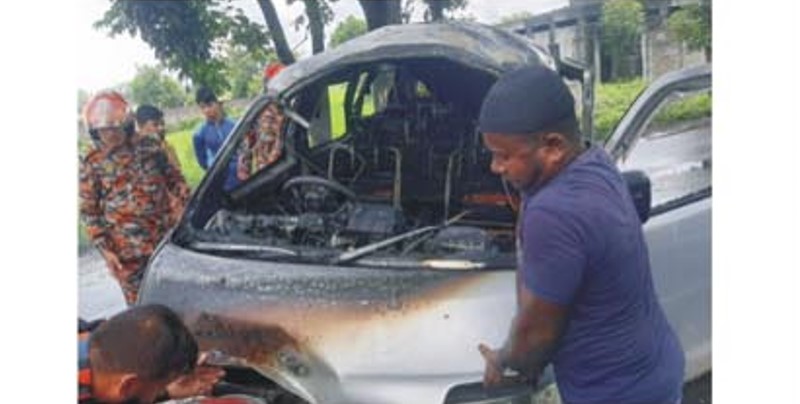 কুমিল্লায় চাকা বিস্ফোরিত হয়ে মাইক্রোবাসে আগুন, নিহত ১