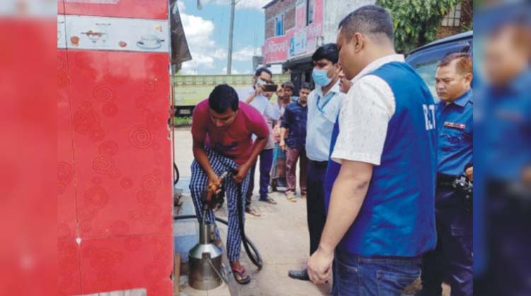 কুমিল্লায় দুই ফিলিং স্টেশনকে দেড় লাখ টাকা জরিমানা