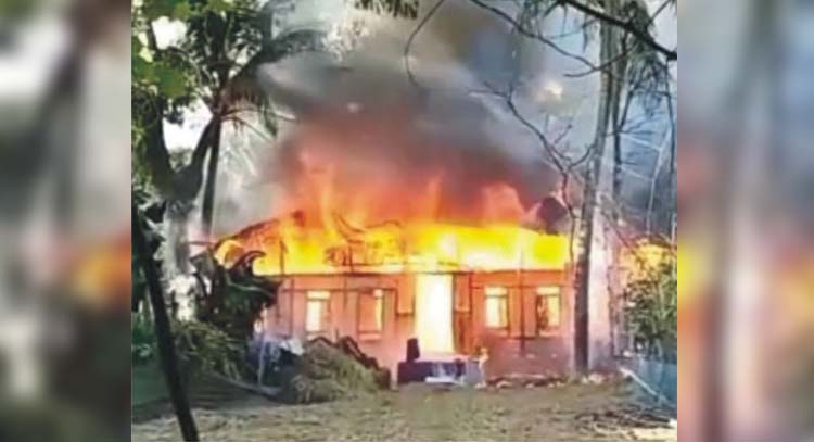 চান্দিনায় অগ্নিকাণ্ডে দুটি ঘর পুড়ে ছাই 