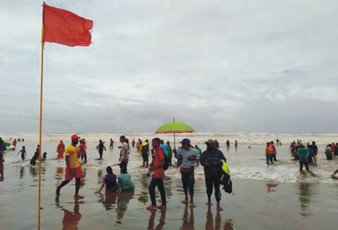 বৈরী আবহাওয়ায় সাগর উত্তাল