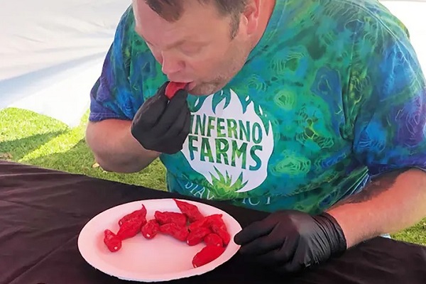 ৬০ সেকেন্ডে ১৭ বোম্বাই মরিচ খেয়ে বিশ্বরেকর্ড