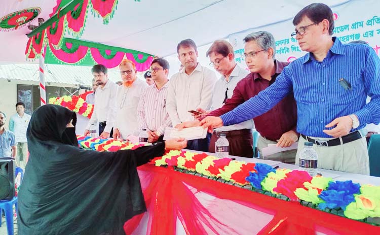 মনোহরগঞ্জে বঙ্গবন্ধু মডেল গ্রাম সমবায় সমিতির সদস্যদের মাঝে ৩৮ লাখ টাকার চেক বিতরণ