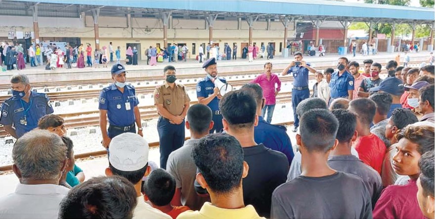 কুমিলায় চলন্ত ট্রেনে পাথর ছোড়া বন্ধে সচেতনতা