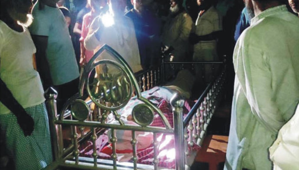 মৃতদেহ নিয়ে বিক্ষোভ, ফেরত এল ‘ঘুষের’ টাকা