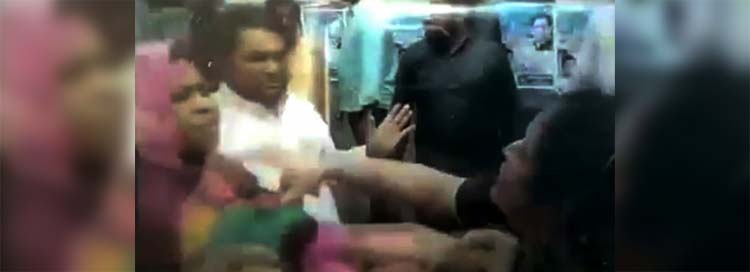 শোক দিবসের র‌্যালিতে মহিলা আওয়ামী লীগের দু’গ্রুপের হাতাহাতি