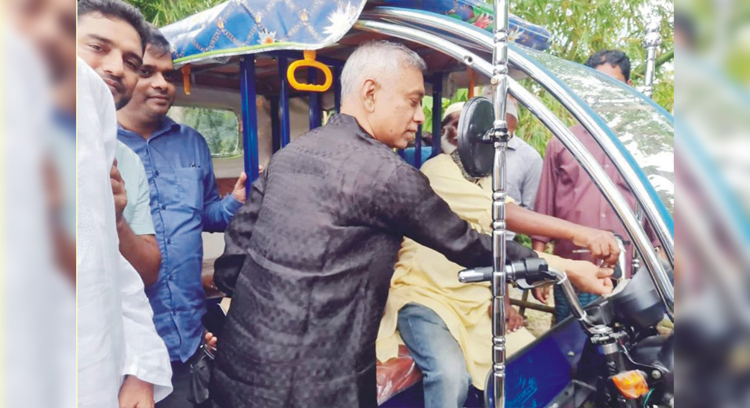 বরুড়ায় জাতীয় শোক দিবস উপলক্ষে এস কিউ গ্রুপের মানবিক সহায়তা ও বৃক্ষ রোপন 