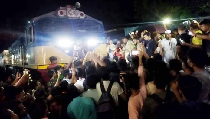 কুমিল্লার লাকসামে ট্রেন অবরোধ করে বিক্ষোভ করেন চট্টগ্রাম বিশ্ববিদ্যালয় ভর্তিচ্ছু শিক্ষার্থীরা
