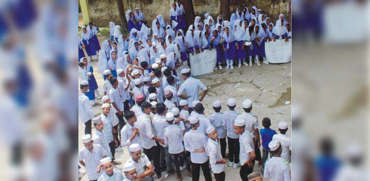 দেবীদ্বারে শিক্ষার্থীর উপর সন্ত্রাসী হামলা প্রতিবাদে সহপাঠিদের মানব বন্ধন