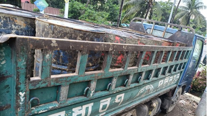 চট্টগ্রামে দুই ট্রাকে মিললো সাড়ে ৬ হাজার লিটার তেল 