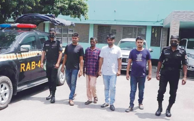 কুমিল্লায় চার কোটি টাকার চোরাই গার্মেন্ট পণ্যসহ ৪ জন গ্রেফতার 