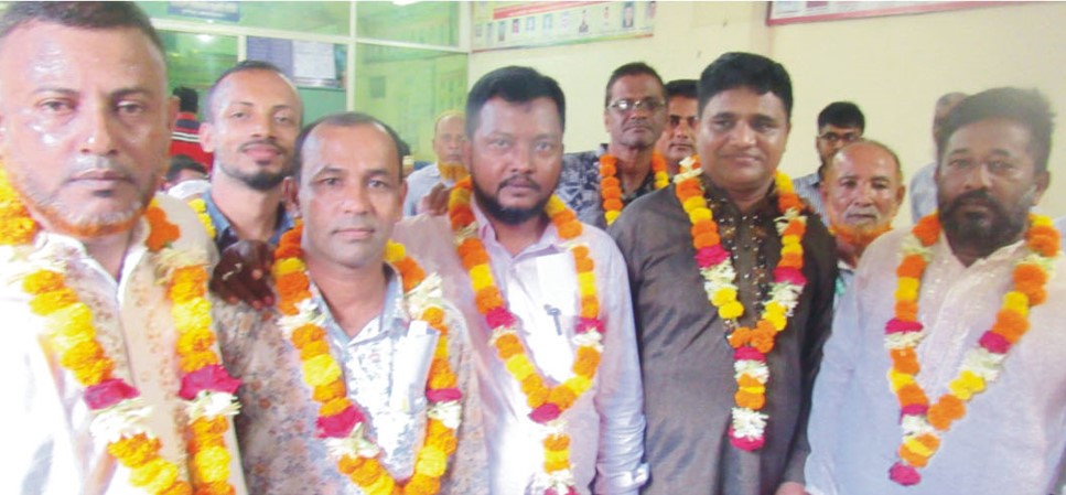 কুমিল্লা আইনজীবী সহকারী সমিতির নবনির্বাচিত কমিটির শপথ ও চার্জ বিনিময়